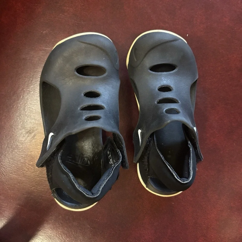 Nike Childs Slip On Croc Style Shoes Strap Closure Size 9 Child Black Play Comfy